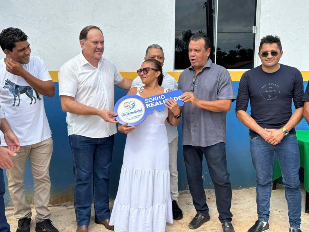 Vereadores acompanham cerimônia de entrega de casas populares